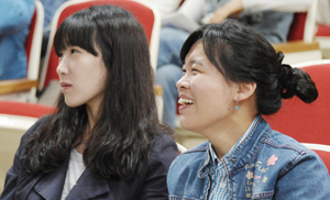 특강을 듣고 있는 교사들.