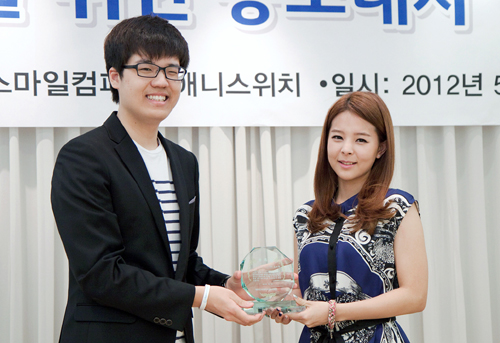 한국청총 조영우 회장(왼쪽)이 가수 김소정에게 홍보대사 위촉패를 건네고 있다.