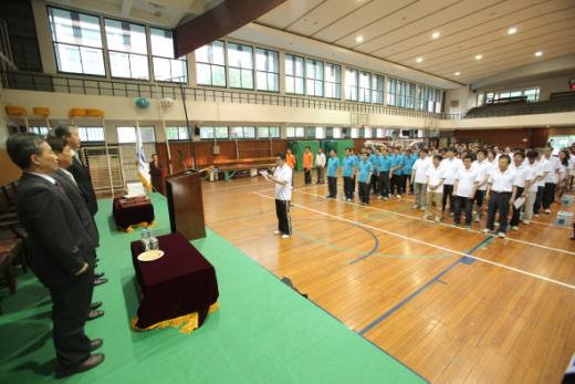 스승의 날 '학교폭력근절 결의대회’ 참석자들이 결의문을 낭독하고 있다.