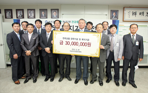 녹십자 건강센터에서 한국교총에 복지기금 2000만원과 장학기금 1000만원을 기탁했다.