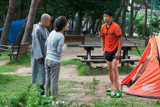 홍상수 영화의 진짜 주연은 초록색병 소주라는 말이 있다. 프랑스 여배우 이자벨위페르에게까지 소주를 마시게 했다는 홍상수의 소주사랑은 외국인에게 문화적 디자인으로 자리잡았다. 텐트앞에 소주 4병이 쓰러져 있는 영화 '다른나라에서'의 한 장면.