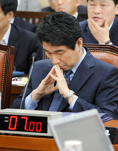 평가원 논란으로 불거진 정치적 편향성과 각종 교육계 현안들에 답변을 하던 이주호 장관이 잠시 숨을 돌리며 생각에 잠겨있다.