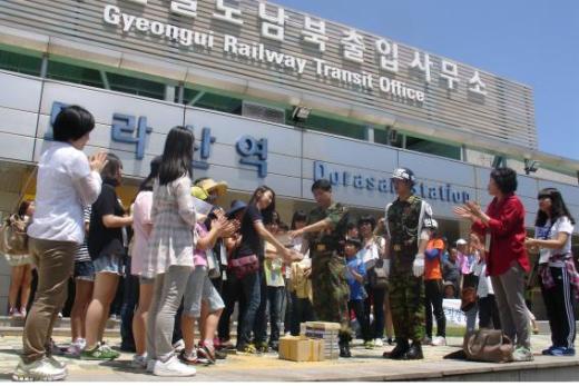 DMZ 도라산역에서 전남여고 조휘영 학생이 국군장병들에게 위문편지와 책을 선물하고 있다.