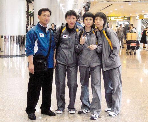 2004년 아시아유소년펜싱선수권대회에 참가하기 위해 타이베이 공항에 도착한 부산디자인고 선수단. 당시 부산디자인고 선수들이 여자 사브르 개인전 금, 은, 동 메달을 차지했다. 왼쪽부터 손영욱 교사, 이미진, 김지연, 강보미 선수.