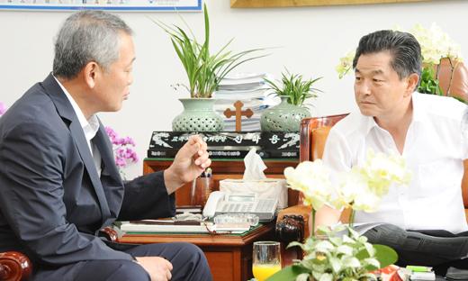 안양옥 교총 회장이 신학용 국회 교과위원장을 만나 교육 현안들에 대해 대화를 나누고 있다.