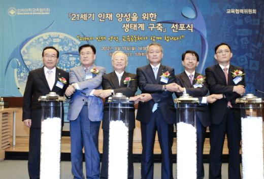 ‘21세기 인재 양성을 위한 생태계 구축 선포식’에 참석한 6개 분야 대표들은 “공동의 책임의식을 갖고 진정한 인성을 갖춘 인재를 양성하는데 협력 하겠다”고 다짐했다. 왼쪽부터 함인석 대교협 회장, 고영진 전국시․도교육감협의회 회장, 손경식 대한상공회의소 회장, 안양옥 한국교총 회장, 문성우 법무법인 바른 대표, 신금봉 부산시민사회교육연합 상임대표 이효상