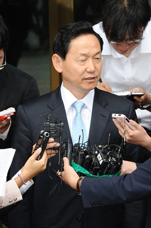 곽노현 교육감 유죄 확정 판결이 난 27일 오전 김상곤 경기도교육감이 서울시교육청을 방문해 입장을 밝히고 있다. 김 교육감은 “곽 교육감을 격려하러 왔다”고 밝힌 뒤 “이번 사안은 진보교육 또는 교육혁신과는 다른 문제”라며 “서울의 혁신교육은 지속돼야 한다”고 말했다. 이효상 hyo@kfta.or.kr