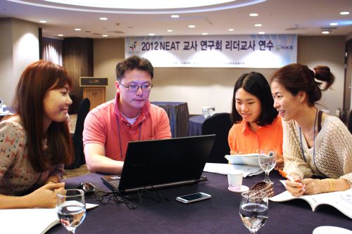 NEAT 리더교사 연수 참석자들은 “학생들의 관심사 및 일상생활에서 소재를 찾으면 참신한 문장을 이끌어 낼 수 있다”고 말했다. 왼쪽부터 김도영 창원봉림고 교사, 김원호 대구 원화여고 교사, 김보경 김해 영훈중 교사, 강미애 대구 경북여고 교사