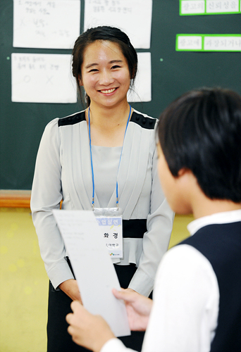 국어과 수업실연을 한 노화경 학생(전주교대)이 발표하는 학생을 흐뭇하게 바라보고 있다.