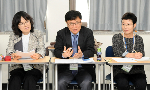 교과별 수업협의회에서 한 심사위원이 예비교사들에게 조언을 해주고 있다.