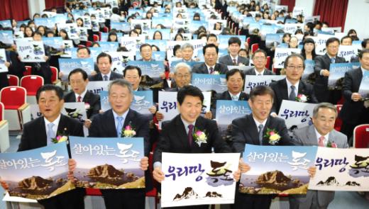 25일 서울 덕성여중(교장 백영현)에서 개최된 ‘독도의 날’ 기념식에서 신학용 국회 교과위원장(왼쪽부터), 안양옥 한국교총 회장, 이주호 교과부 장관, 장동희 동북아역사재단 국제표기명칭대사, 김동수 전국시·도교총회장협의회 회장 등이 학생 및 교직원들과 함께 피켓을 들고 ‘살아있는 독도, 우리 땅 독도!’를 외치고 있다.