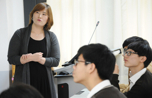 수업을 진행중인 김진숙 교사.