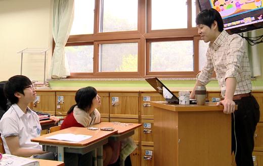 임다원 오남고 교사가 학생들과 관계개선을 위한 그림동화 읽어주기 미션을 수행하고 있다.