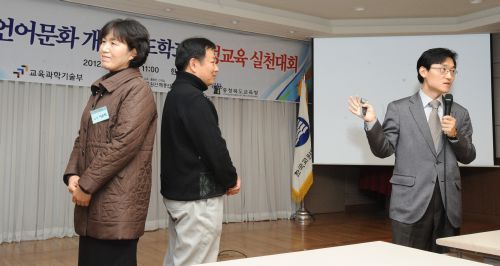 ‘욕설 치료 드라마’에 대해 특강한 최철환 한국드라마치료연구소 소장은 “드라마치료는 등을 돌리고 있는 것과 같이 대화할 때 서로의 위치와 거리, 시선 등 행동 요소를 통해 갈등 원인을 파악하기 좋고 상대의 심정을 이해하는데 도움이 된다”며 활용을 적극 권장했다.