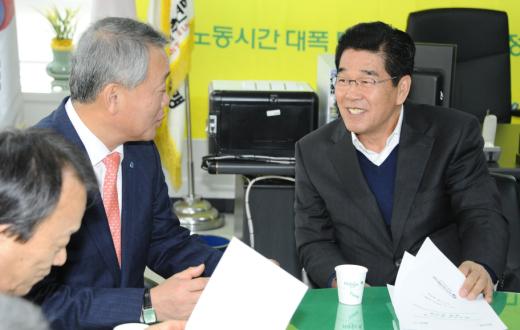 한국교총 안양옥 회장과 한국노총 문진국 위원장이 11월 29일 열린 정책협의회에서 이야기를 하고 있다.