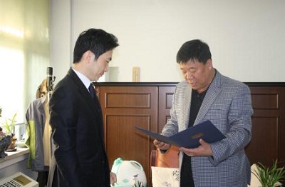 신목중 강순규 교장(사진 오른쪽)이 정성훈 변호사에게 위촉장을 수여하고 있다.