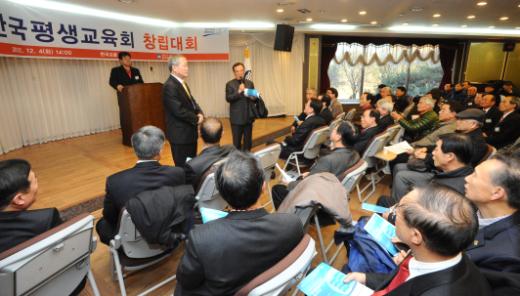 퇴직 교원단체인 (가칭)한국평생교육회는 4일 서울 우면동 교총회관에서 발기인대회를 갖고 교육의 사회적 영향력 확대를 위해 노력하기로 했다.