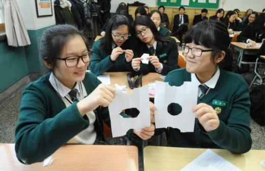 경희여중 3학년1반 학생들이 ‘텔레파시 대화’ 활동 후 서로의 종이를 비교하고 있다. ‘텔레파시 대화’란 상대방의 설명을 듣고 각자 종이를 찢어 같은 모양을 내는 것으로 의사소통의 중요성을 확인할 수 있는 활동 중 하나다.