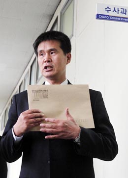 충남교총 황환택 회장이 16일 의견서 제출을 위해 충남지방경찰청을 찾았다.