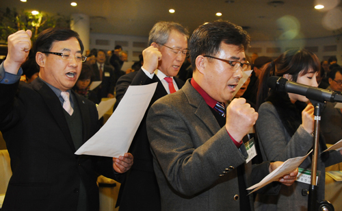 박근혜정부에 요구한다! 전국 시군구교총 회장 및 사무국장들은 21일 서울 서초구 우면동 한국교총회관에서 연수회를 갖고 25일 출범하는 새 정부에 교권보호와 고충·애환 해소를 위한 법·제도적 장치 마련을 포함한 9개 조항의 결의문을 채택했다.
