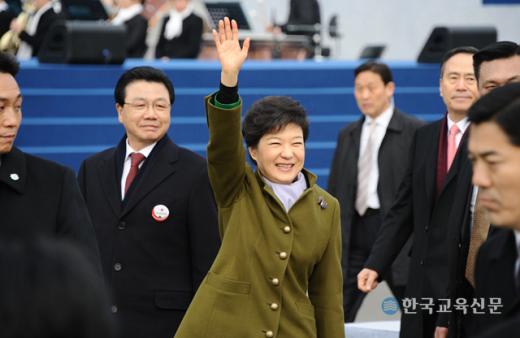 박근혜 대통령이 참석자들에게 손을 들어 인사하고 있다.
