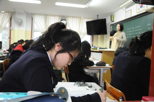 13일 첫 선택형 수능 모의고사인 전국연합학력평가가 실시되는 서울의 한 고등학교 교실.
