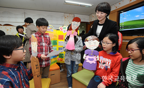 경기 용인 신리초 김현주 보건교사가 이 학교 6학년 1반 학생들에게 성폭력 위험 상황에 따른 대처법을 가르치며 역할극 준비를 돕고 있다.