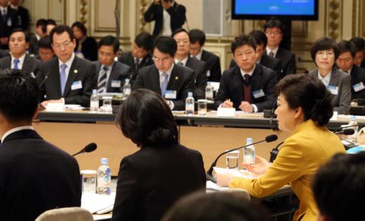 2013 교육부 업무보고가 지난달 28일 청와대 영빈관에서 열렸다. 서남수 교육부 장관(사진 왼쪽에서 두 번째)이 박근혜 대통령의 모두발언을 듣고 있다.