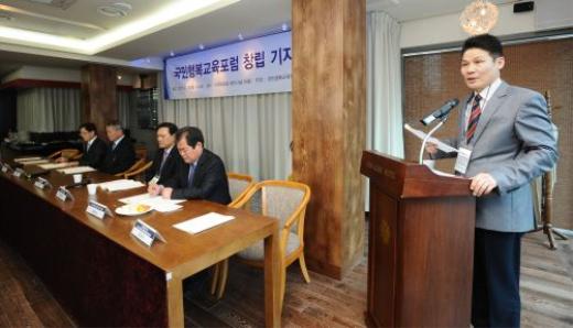 15일 서울 뉴국제호텔에서 열린 '국민행복교육포럼' 출범 기자회견에서 구자억(한국교육개발원 선임연구원) 공동대표가 창립취지문을 발표하고있다.