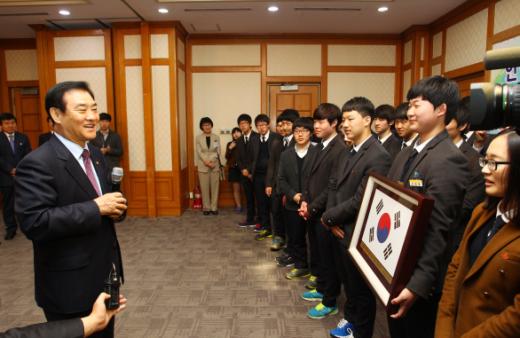 18일 열린 '국회 게양 태극기 기증식'에서 강창희 국회의장이 한밭고 학생들에게 격려사를 하고 있다.