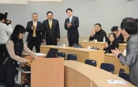 나승일 교육부차관, 홍성표 최고상심사위원장, 안양옥 교총회장이 현장교육연구 발표 심사대회장을 다니며 선생님들의 노고를 격려하고 있다.