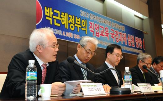 지난 달 30일 열린 한국직업교육학회 춘계학술대회에서 강성모 서울시교육청 진로직업교육과장이 발표를 하고 있다.