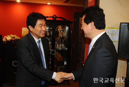 이주호 (KDI 교수, 왼쪽) 전 장관을 맞이하는 서 장관.