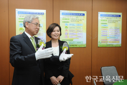센터를 둘러보는 문 교육감.