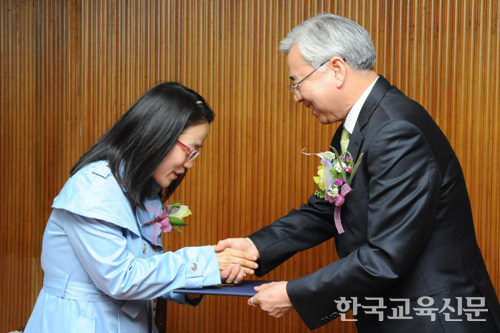 교권보호운영위 방자경 위원(왼쪽, 학부모) 등 9명에게 위촉장을 전달했다.