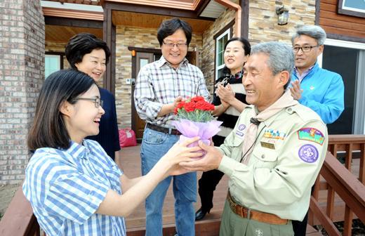 아버지 축하드려요! 스승의 날과 어버이 날을 앞둔 4일 이보미 서울마천초 교사(앞줄 왼쪽)가 딸이자 후배로서 감사의 마음을 담아 이옥균 강원 현남중 교사에게 카네이션을 선물하고 있다. 뒷줄은 왼쪽부터 조영주 강원 동해중 교사, 김태수 강원 청해학교 교감, 이영숙 강원 율곡초 수석교사, 이정균 강원 북평초 교장이다.