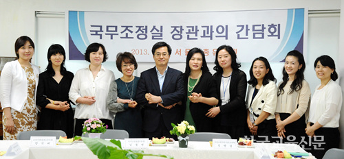 김동연 총리실 국무조정실장(왼쪽 다섯 번째)이 어린이집과 유치원 관계자들과 기념촬영을 하고 있다.