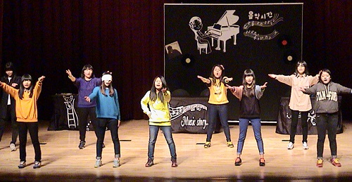 경남 함양여중 연극반 학생들이 장애인식 개선 ‘연극으로 미소짓기’ 프로그램을 통해 만든 연극 ‘해피송’을 선보이고 있다. ‘해피송’은 지적장애 학생과 일반 학생들이 함께 준비하는 합창대회 내용을 다뤘다.