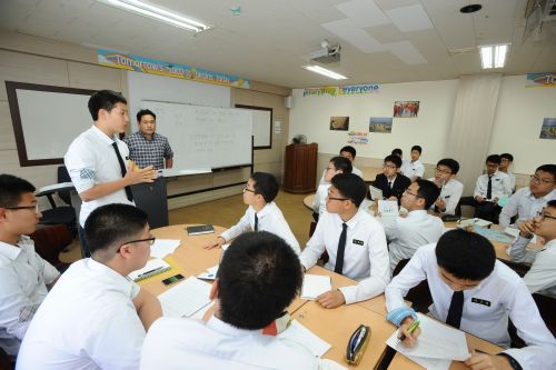 29일 인천송도고의 인성교육 수업 중 반 대항 토론회가 열렸다. ‘우리나라 여건상 경제성장이 복지(분배)보다 우선이다’라는 주제에 대해 1학년 10반 조준영 군이 반대 입장에서 의견을 설명하고 있다.