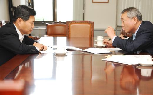 3일 국회에서 열린 교육정책 간담회에서 안양옥 한국교총 회장(오른쪽)이 홍문종 새누리당 사무총장에게 교육현안을 설명하고 있다.