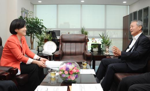 10일 국회 의원회관에서 열린 김희정 국회 교육문화체육관광위원회 간사와의 교육정책 간담회에서 안양옥 한국교총 회장(오른쪽)이 교육현안에 대해 설명하고 있다.