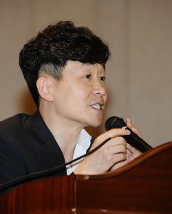 서울 대방중 3학년 학생을 대상으로 탁경국(대한변협 교육인권소위원회 위원장) 변호사가 특강하고 있다.
