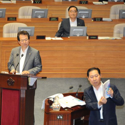 이노근 새누리당 의원(서울 노원갑)은 13일 국회 대정부질문에서 무소속 안철수(서울 노원병) 의원의 실명을 거론하며 “초중고 교육현장이 정치인의 놀이터가 돼서는 안 된다”고 직격탄을 날렸다. 이효상 hyo@kfta.or.kr