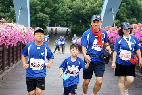 22일 '제2회 국민대통합마라톤대회'에 참가한 덕은초 교육가족들이 6.25km 코스를 달리고 있다.