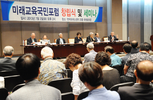 2일 서울 태평로1가 프레스센터에서 열린 미래교육국민포럼 창립기념 '교육감 선거제도 개선 방안'세미나에서 안양옥 한국교총 회장이 발제를 하고 있다.