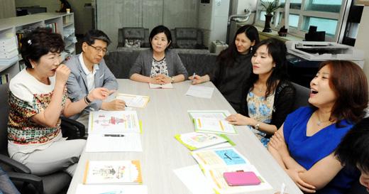 서울 한양초 교사들은 “동료들과 함께 수업연구를 하면서 스스로도 달라졌다”고 입을 모았다. 왼쪽부터 조정숙 교사, 최세경 교사, 정태희 한양대 보육교사교육원 교수, 이교선 교사, 김경연 교사, 박진혜 교사.