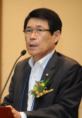 9일 국회헌정기념관 대강당에서 열린 ‘2013 위즈덤교육포럼’에서 공동 주최자인 이군현 국회예결위원장이 인사말을 하고 있다.