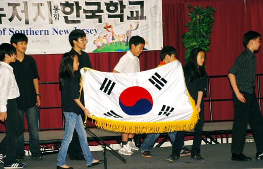 남부뉴저지 통합한국학교 학생들이 3.1절 행사에서 역사수업으로 준비한 연극을 공연하고 있다.