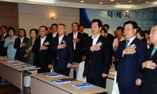 인성교육범국민실천연합(이하 인실련․상임대표 안양옥)이 24일 교총회관에 개최한 ‘창립 1주년 기념식 및 세미나’에 참석한 주요 내빈들이 국민의례를 하고 있다. 오른쪽 두 번째부터 고영진 시․도교육감협의회장, 서남수 교육부 장관, 안양옥 인실련 상임대표, 황우여 새누리당 대표최고위원, 현영희 국회교육문화체육관광위원. 이효상 hyo@kfta.or.kr