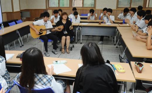 음악치료사의 직업세계에 대해 특강을 한 김은주 음악치료사가 김영훈 학생의 기타 반주에 맞춰 학생들과 함께 노래를 부르고 있다.